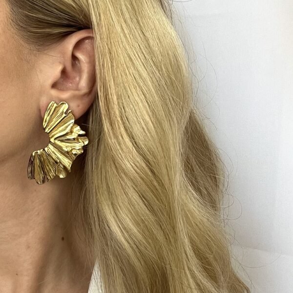 Krila naušnice od nehrđajućeg čelika s pozlatom – statement dizajn inspiriran krilima koji unosi dinamiku i eleganciju u svaki outfit.