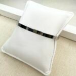 Narukvica od nehrđajućeg čelika tanka - bez cirkona idealna je za svakodnevno nošenje. Minimalistički dizajn u srebrnoj boji za svaki stil.