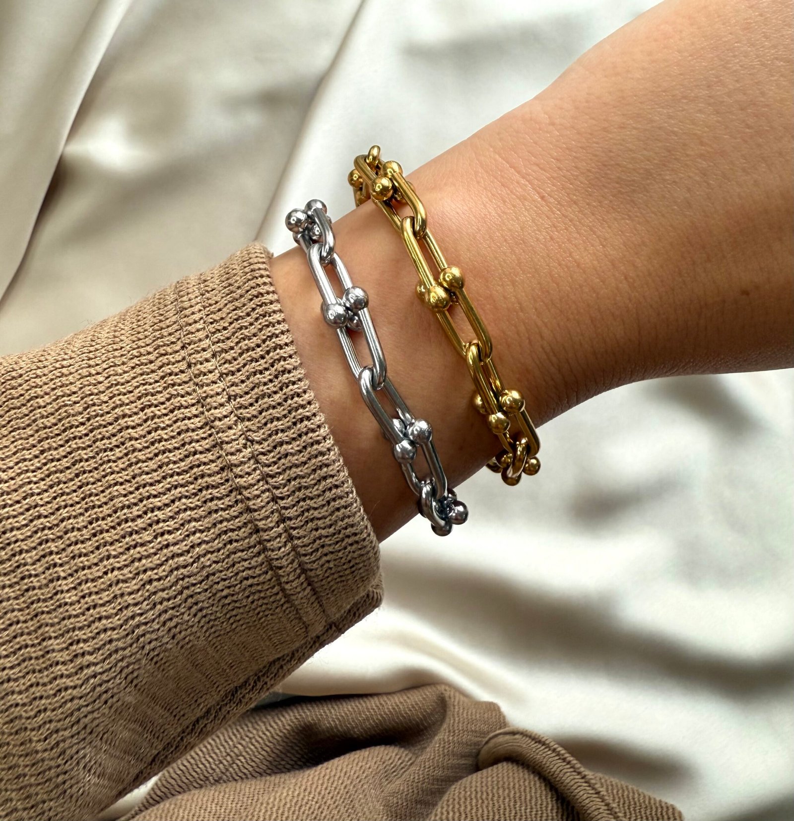 Otkrijte novu kolekciju nakita 2025 Gloss Jewelry – moderne naušnice, narukvice i ogrlice za svaki dan. Naručite odmah i istaknite svoj stil!