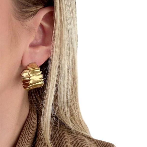 Naušnice – moderne alke s upečatljivim uzorkom. Izrađene od nehrđajućeg čelika s pozlatom, savršene za svaki dan i posebne prilike.