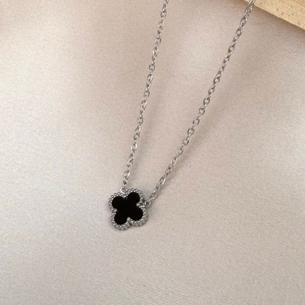 Ogrlica djetelina crna II od nehrđajućeg čelika u srebrnoj boji – elegantna, vodootporna i dugotrajna. Savršen detalj koji unosi stil i samopouzdanje.