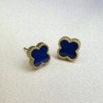 Naušnice djetelina – tamnoplave od nehrđajućeg čelika s pozlatom. Elegantne i otporne na vodu, idealne za dnevne i večernje kombinacije.