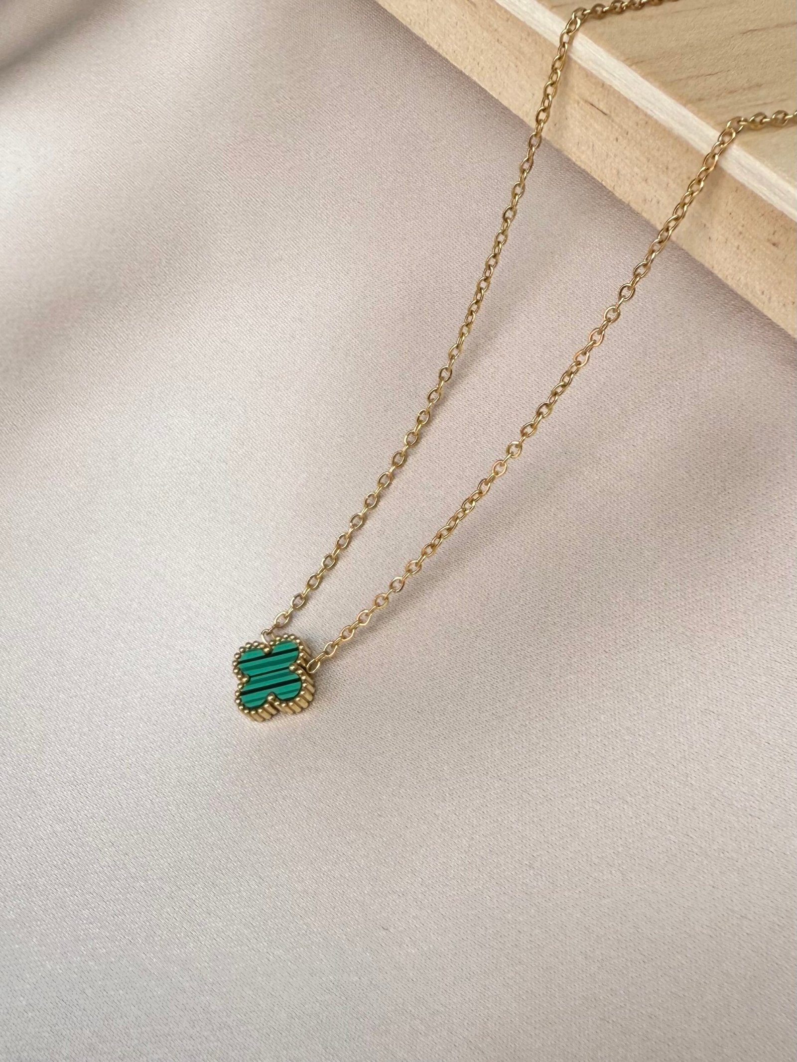 Ogrlica djetelina zelena od nehrđajućeg čelika s pozlatom – simbol svježine i sreće, vodootporna i idealna za sve prigode.