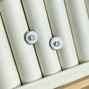 Mini naušnice – cirkon od nehrđajućeg čelika. Lagane, elegantne i idealne za svaki dan ili kao poklon. Pronađi svoj par u Gloss kolekciji.