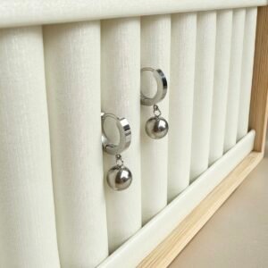 Mini naušnice – kugla od nehrđajućeg čelika u srebrnoj boji. Elegantne, vodootporne i idealne za svaki dan. Pogledaj sve modele u Gloss kolekciji.