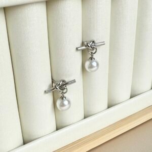 Mini naušnice - bijela perla od nehrđajućeg čelika u srebrnoj boji – elegantan i bezvremenski dodatak koji pristaje svakoj prilici.