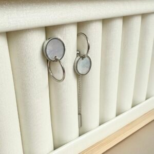 Naušnice - krug od nehrđajućeg čelika u srebrnoj boji. Svaka naušnica u paru je drugačija, lagane i idealne za svaki dan ili za poklon dragoj osobi.