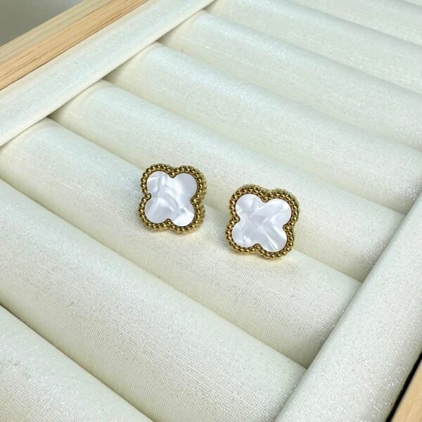 Naušnice djeteline - bijele maxi od pozlaćenog nehrđajućeg čelika. Upečatljiv dizajn, vodootporne i savršene za svaki dan.